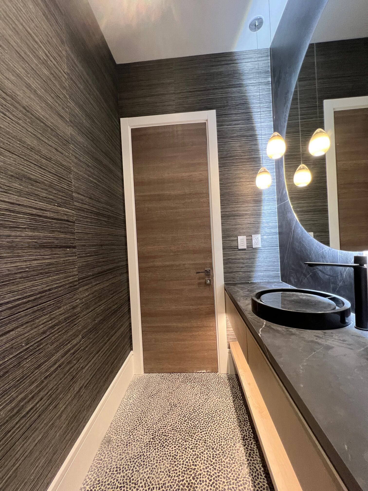 Natural grassweave wallpaper in bathroom